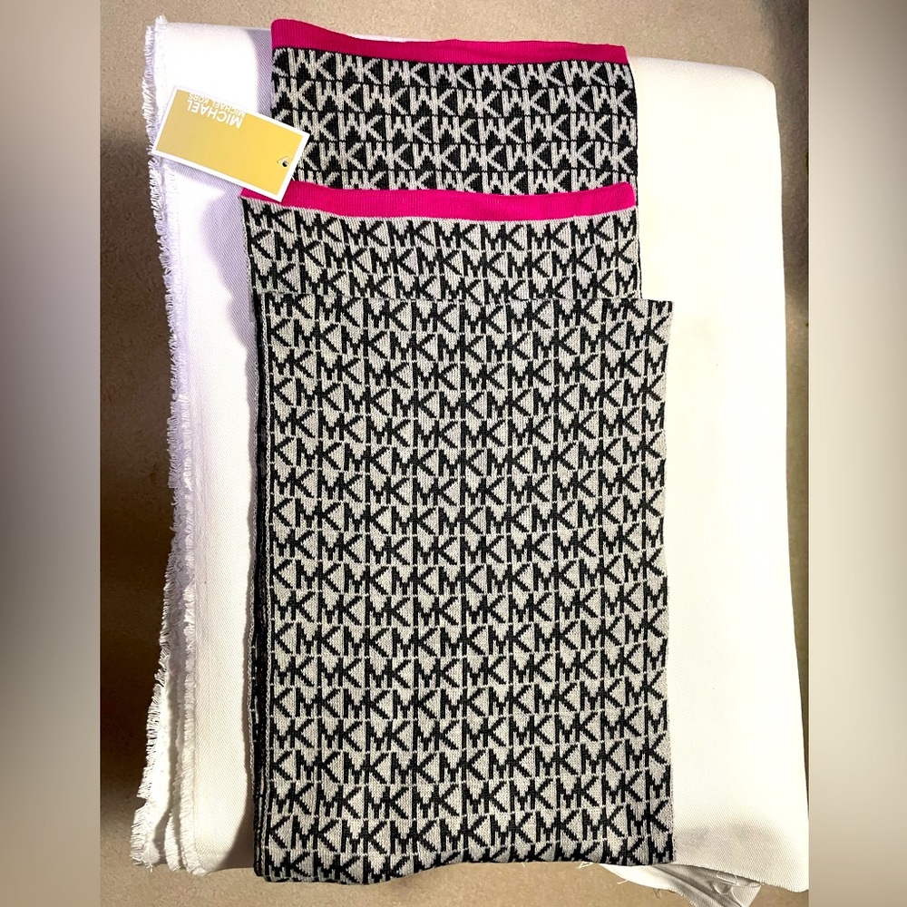 NWT   MICHAEL MICHAEL KORS  SCARF   Light and Dark Grays with bright Pink Edges